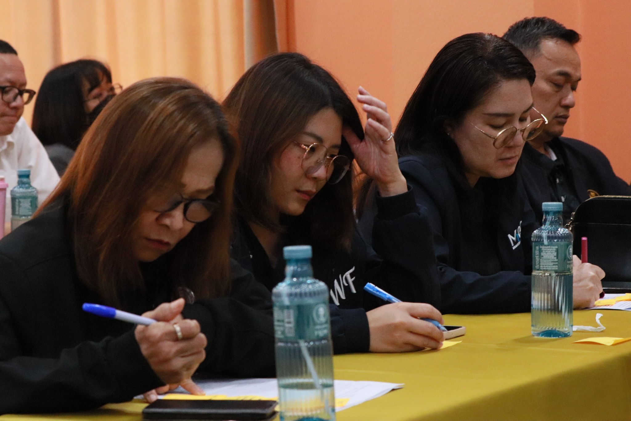 ผู้เข้าร่วมเวที Foresight บันทึกความคิดเห็น